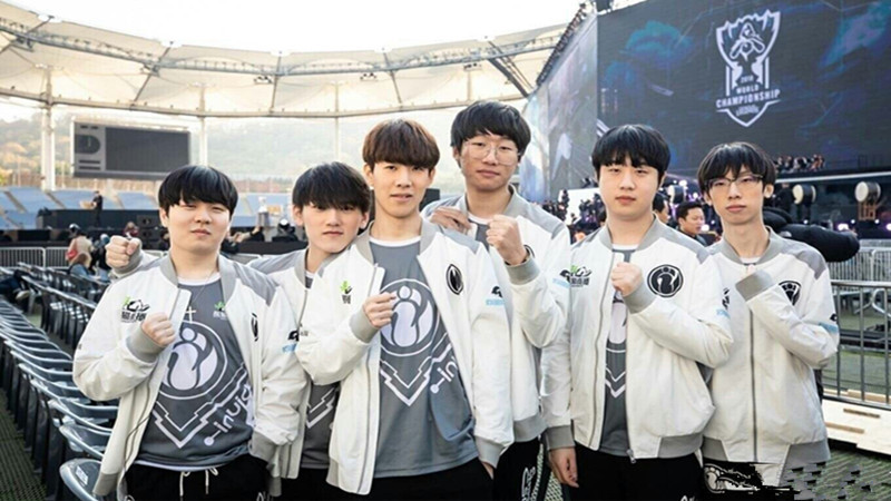 拳头国人画师潘诚伟PanDa更博，发布年度总结