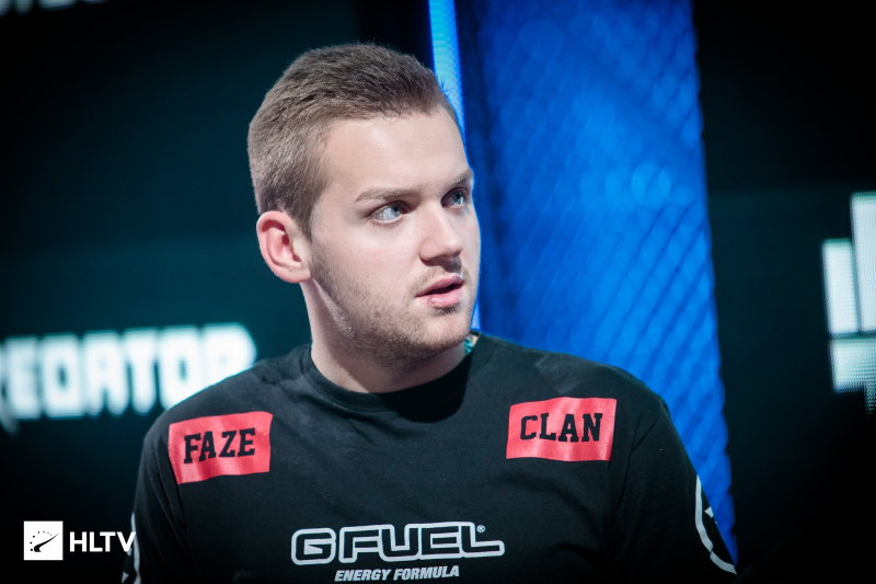 LPL主持夏安微博晒照：又幸福了安子