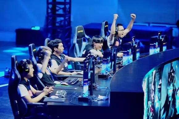 有什么问题让你给我 Team WE Ertahan？圣枪哥狼妈无限骑乘在 Anyone's Legend 上，并且握有三场比赛积分